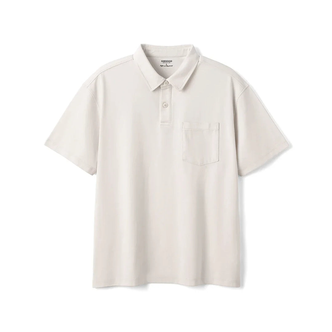 Mann iført komfortabel herre polo t-skjorte i bomull, perfekt for sommer og fritidsbruk.