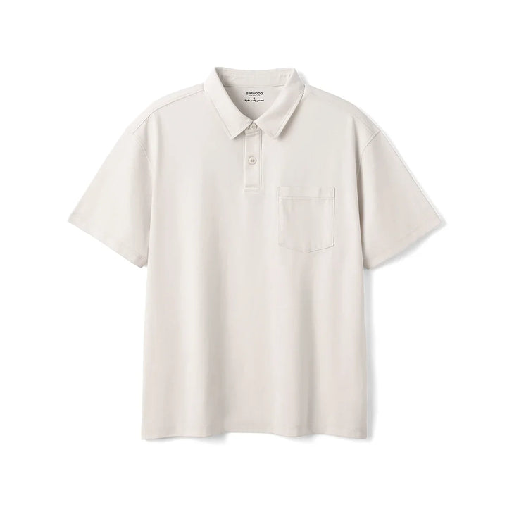 Mann iført komfortabel herre polo t-skjorte i bomull, perfekt for sommer og fritidsbruk.