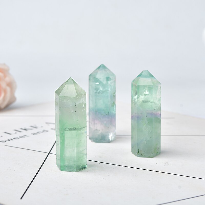 Elegant fluoritt dekorasjon tårn. En unik naturstein som pynter opp og bringer god energi.