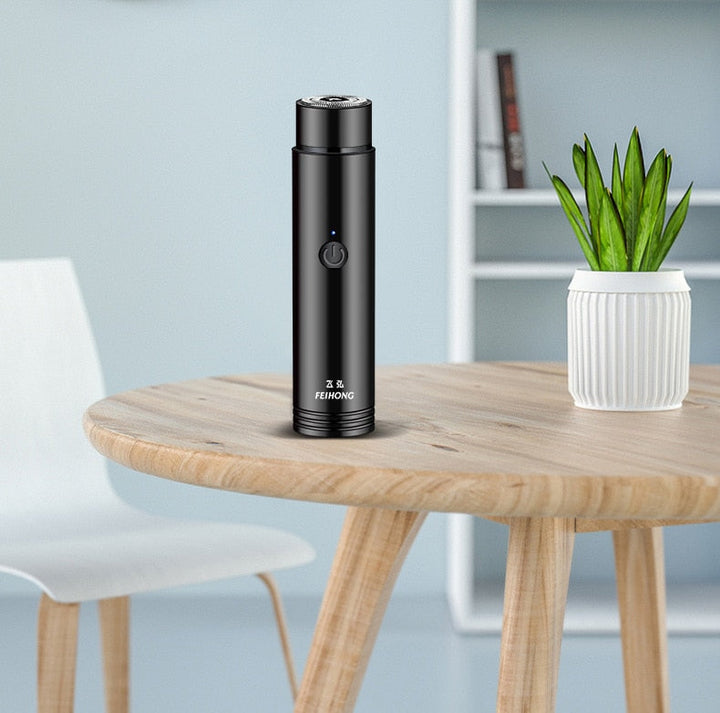 Bærbar elektrisk barbermaskin for menn, ideell for glatt hud og personlig pleie på farten.