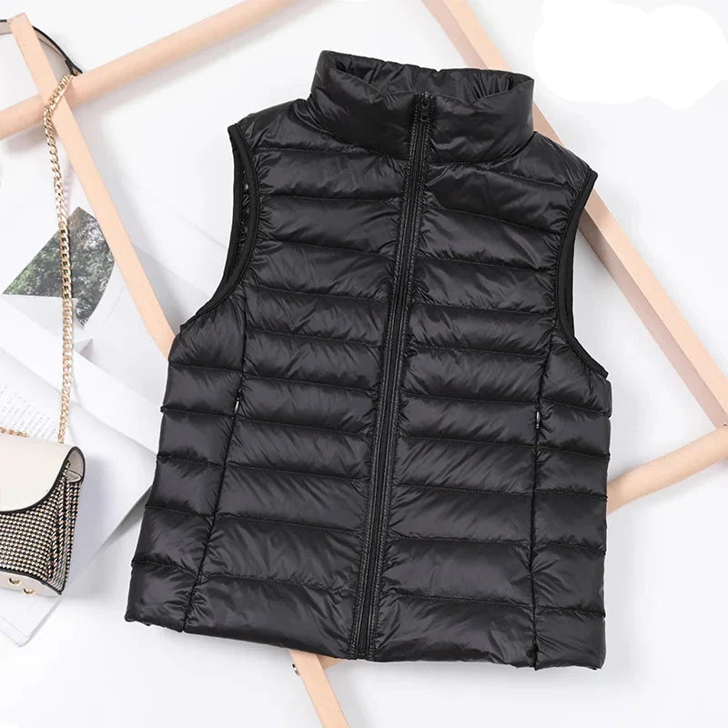 Dame puffer vest i hvit andedun. Komfortabel og varm dunvest, ideell yttertøy for plussize kvinner.