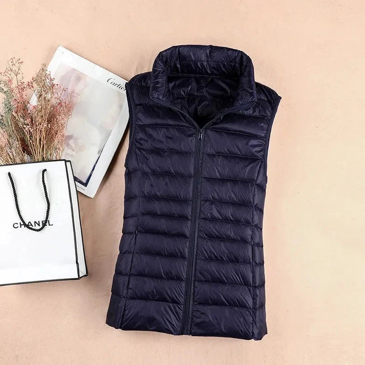 Dame dunvest i hvit, varm og ultralett. Andedun puffer vest, komfortabel og stilren for plussize.