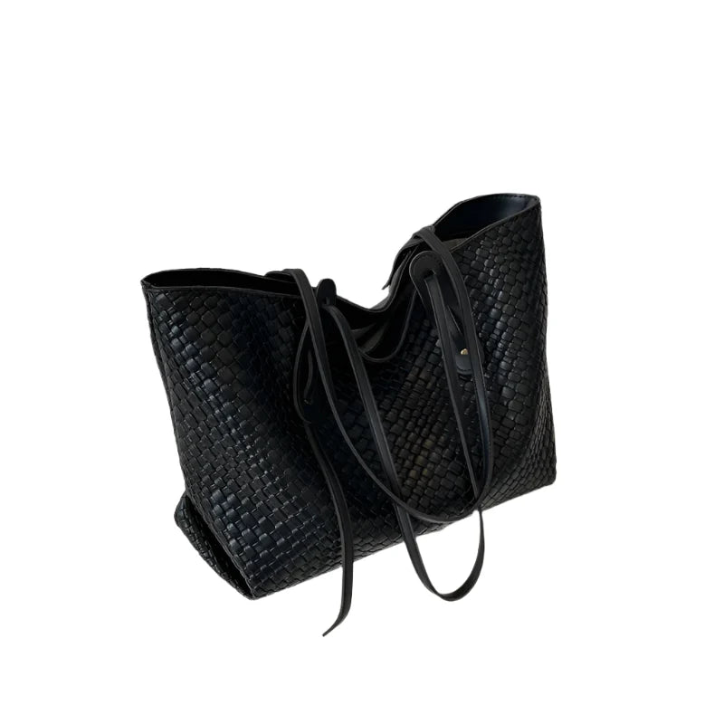 Elegant dame skulderveske med flettet design, romslig for hverdag og motebevisste kvinner.