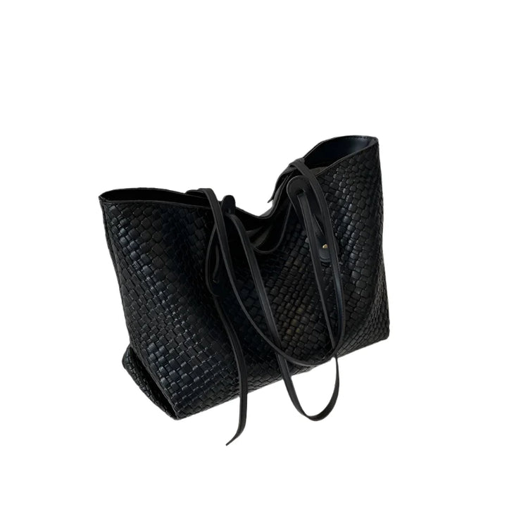 Elegant dame skulderveske med flettet design, romslig for hverdag og motebevisste kvinner.