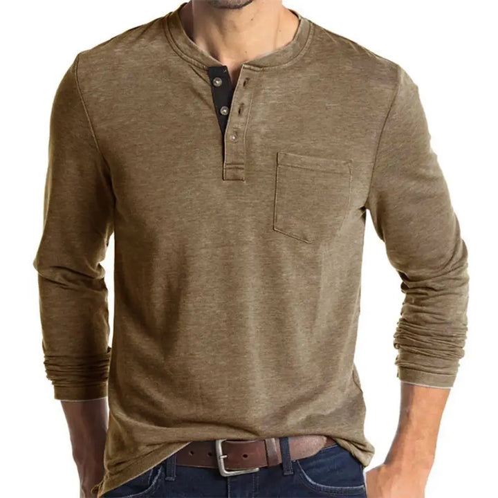 Nærbilde av krage på myk herre Henley t-skjorte med knapper, langermet og ensfarget.
