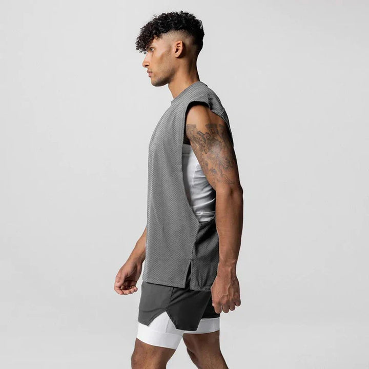 Grå ermeløs herre singlet, åpen side, ideell for optimal komfort og ventilasjon under fitness.