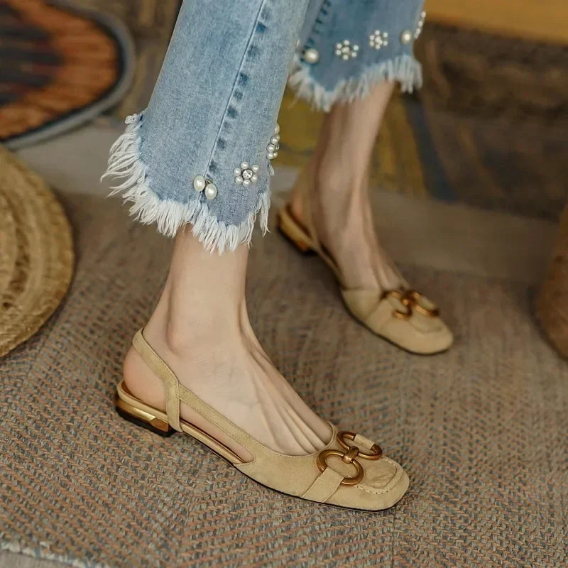 Stilige damesandaler med lav hæl, elegante og komfortable slip-on sko for både hverdag og fest.