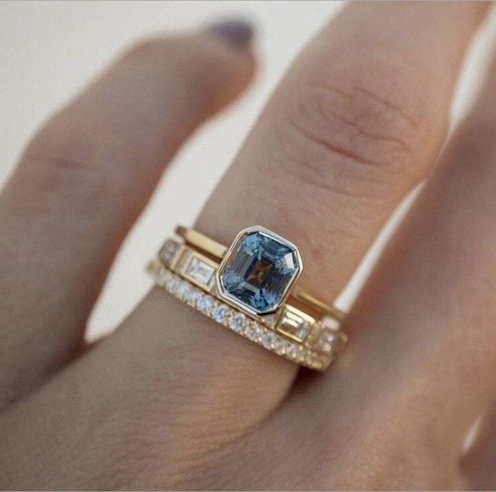 Detalj av unik fingerring; hudvennlig statement smykke for kvinner i bohostil.