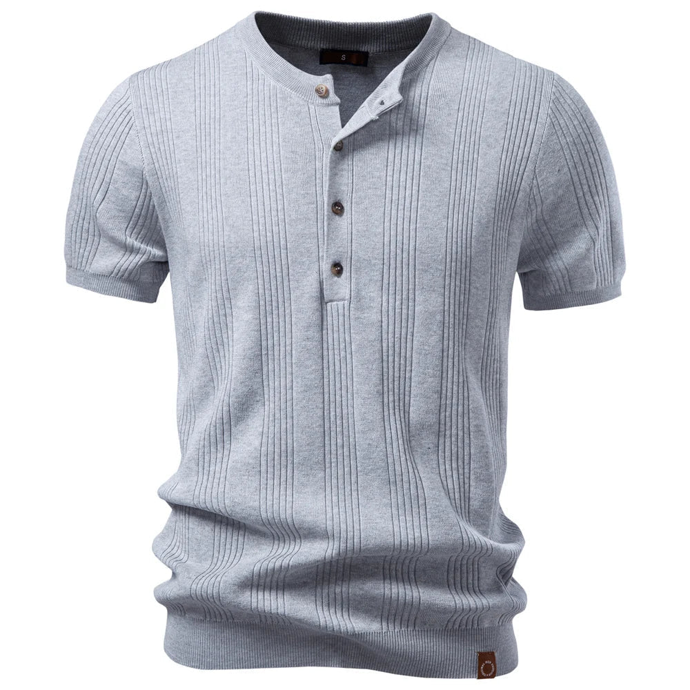 Stilig herre Henley t-skjorte for sommer og hverdag. Komfortabel, pustende design med klassiske knapper.