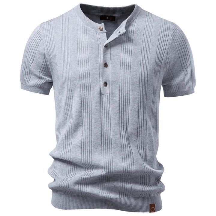 Stilig herre Henley t-skjorte for sommer og hverdag. Komfortabel, pustende design med klassiske knapper.