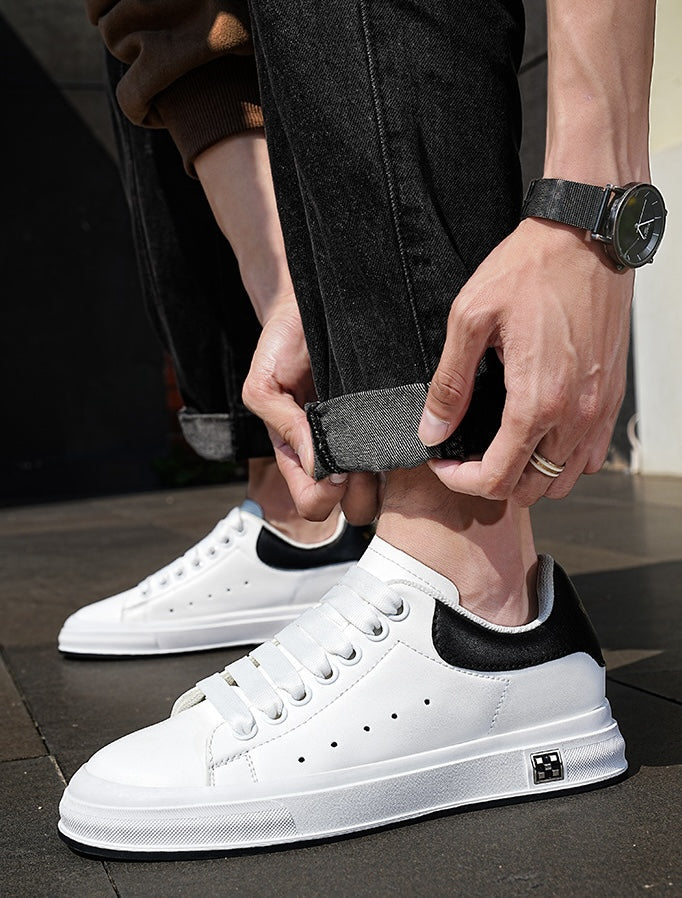 Komfortable og stilige svart/hvite høydeøkende sneakers for menn med 6 cm usynlig hæl.