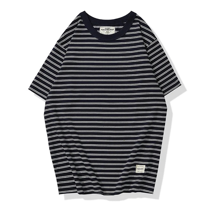 Komfortabel vintage stripet T-skjorte for herrer. Ideell Y2K sommertopp i retro casual streetwear-stil.