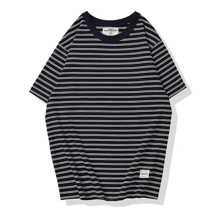 Komfortabel vintage stripet T-skjorte for herrer. Ideell Y2K sommertopp i retro casual streetwear-stil.