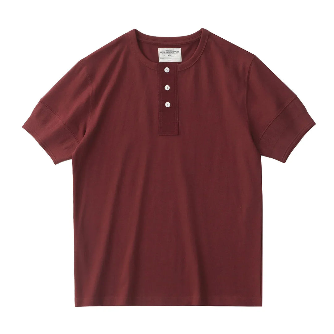 Mann kledd i retro Henley t-skjorte av vasket bomull. Vintage stil, casual menn klær, ideell for sommer.