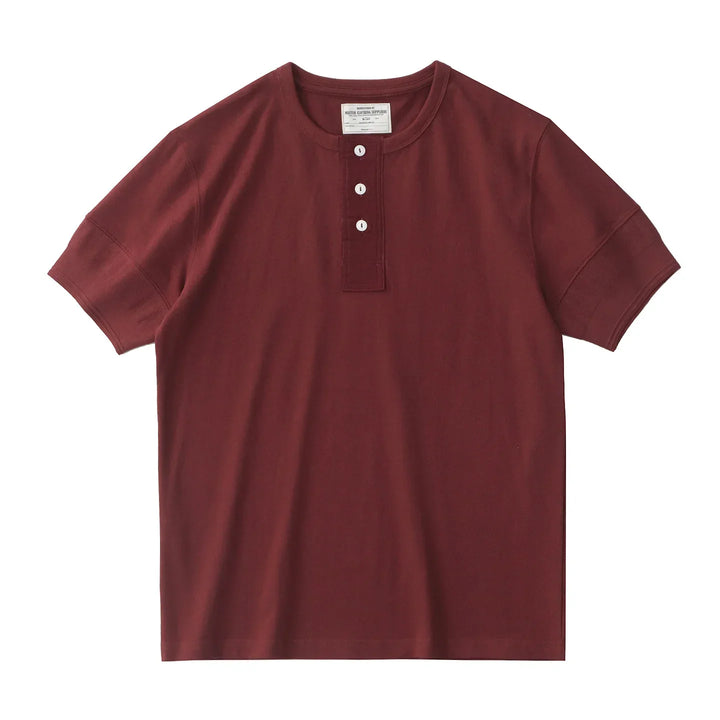 Mann kledd i retro Henley t-skjorte av vasket bomull. Vintage stil, casual menn klær, ideell for sommer.