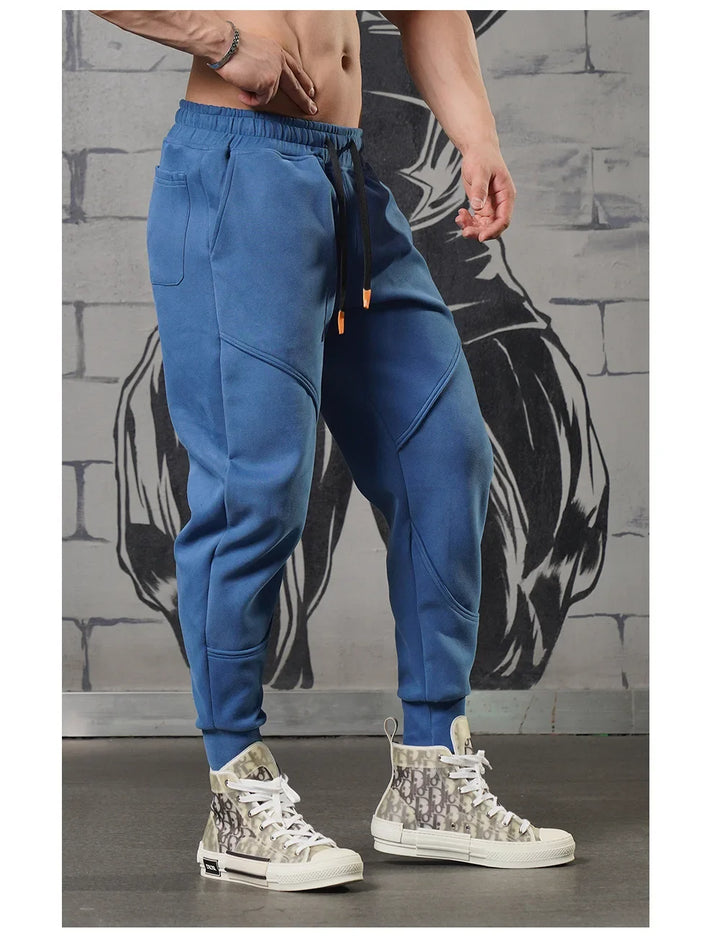 Stilren slim fit treningsbukse i grått til herre, med stretch for optimal passform.