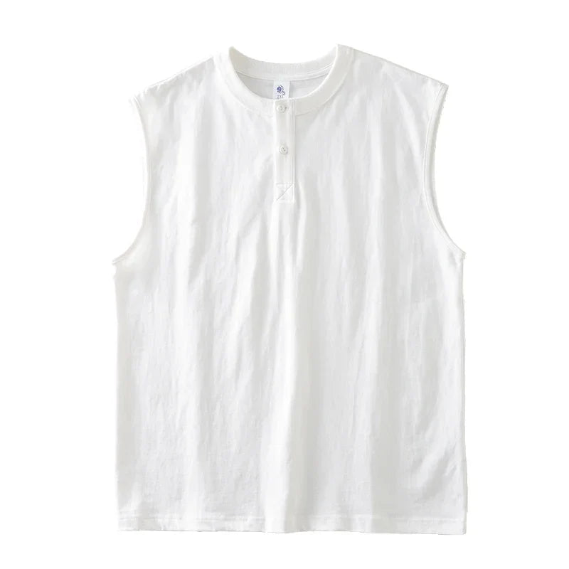 Stilren herre Henley t-skjorte uten ermer i luftig bomull. Moderne oversized snitt ideell for varme dager.