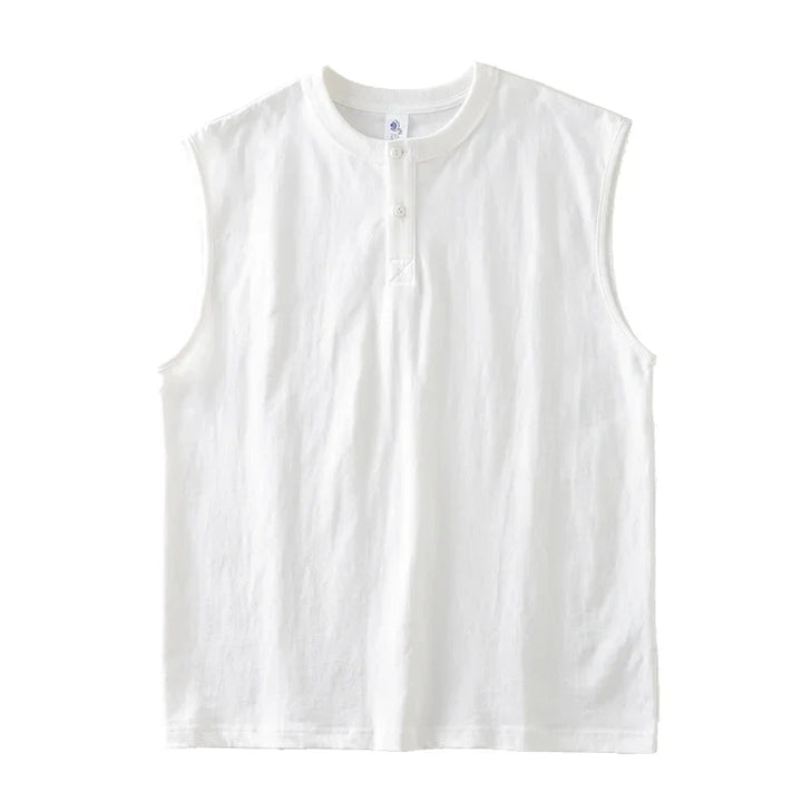 Stilren herre Henley t-skjorte uten ermer i luftig bomull. Moderne oversized snitt ideell for varme dager.