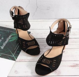 Luksuriøse dame slip-on støvler. Elegant mote fottøy med firkantet hæl for sofistikert look.