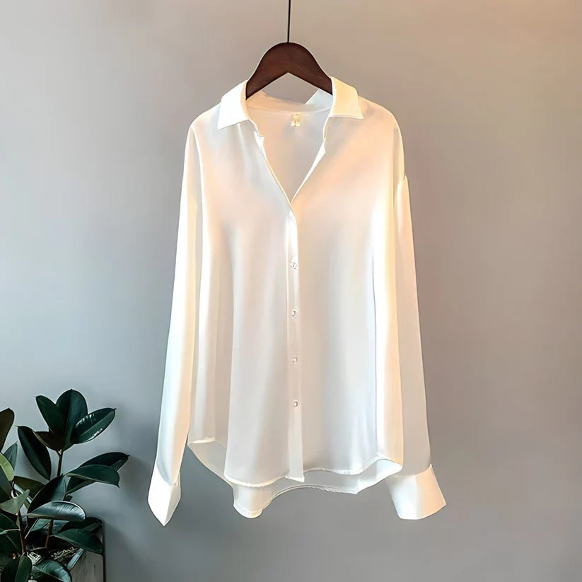 Moderne langermet damebluse med flatterende drapering, perfekt for et stilig antrekk.