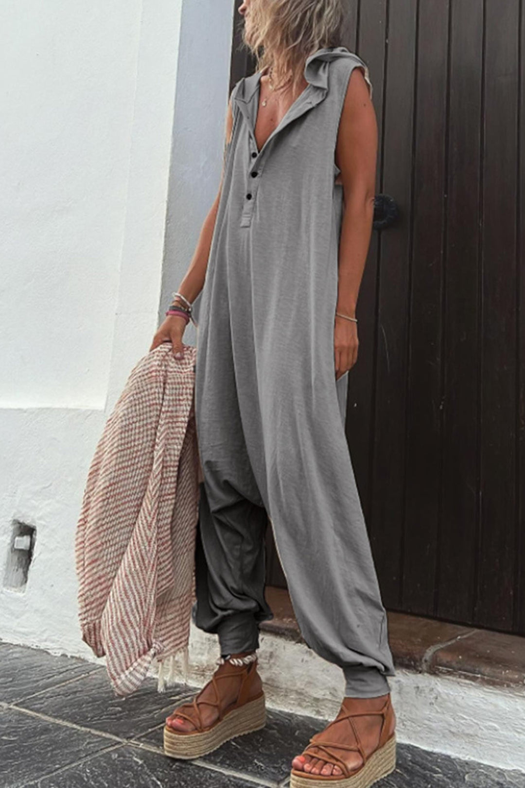 Dame jumpsuit med hette for avslappet stil. Komfortabelt og enkelt antrekk for fritid og hverdag.