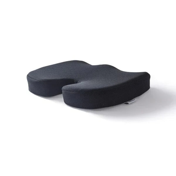 Ergonomisk svart sittepute i memoryskum med kjølegel for komfortabel avlastning på kontoret eller i bilen.