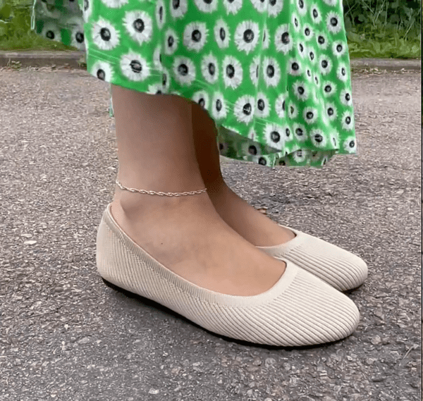 Grå ballerinasko, stilrene og flate damesko, komfortable for både jobb og fritid.