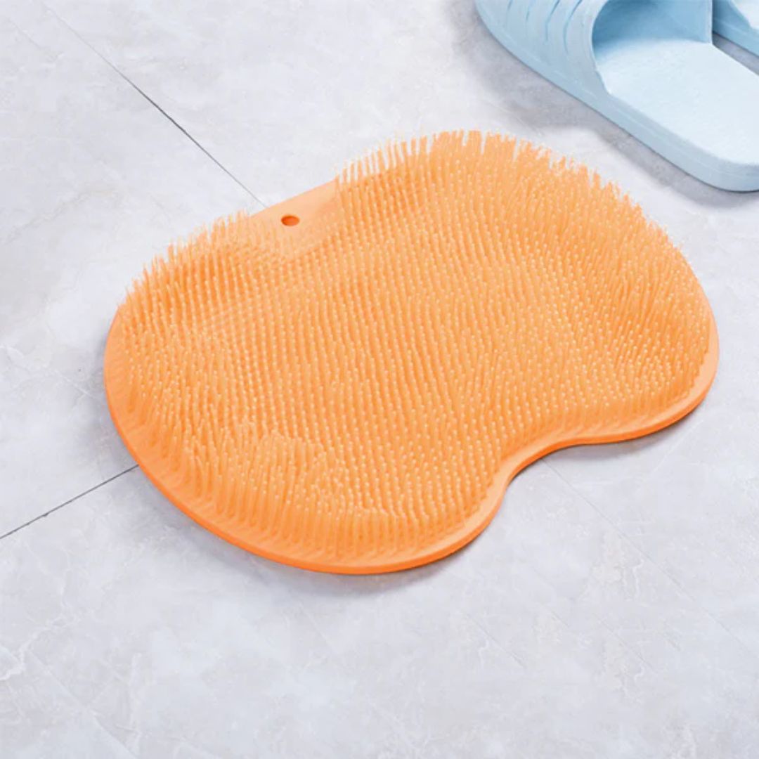 Fleksibel silikon skrubbematte, rullet sammen for kompakt oppbevaring. Perfekt for reise og spa.