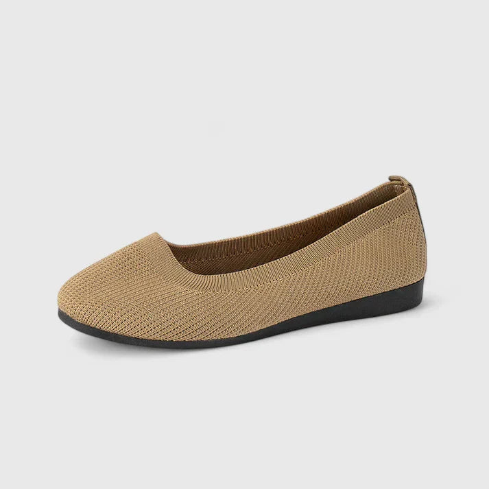 Kvinne iført komfortable slip-on sko, viser letthet og stil for avslappede hverdagsantrekk.