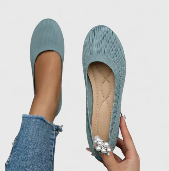 Nærbilde av pustende tekstil på komfortable slip-on sko, sikrer luftig og myk følelse.