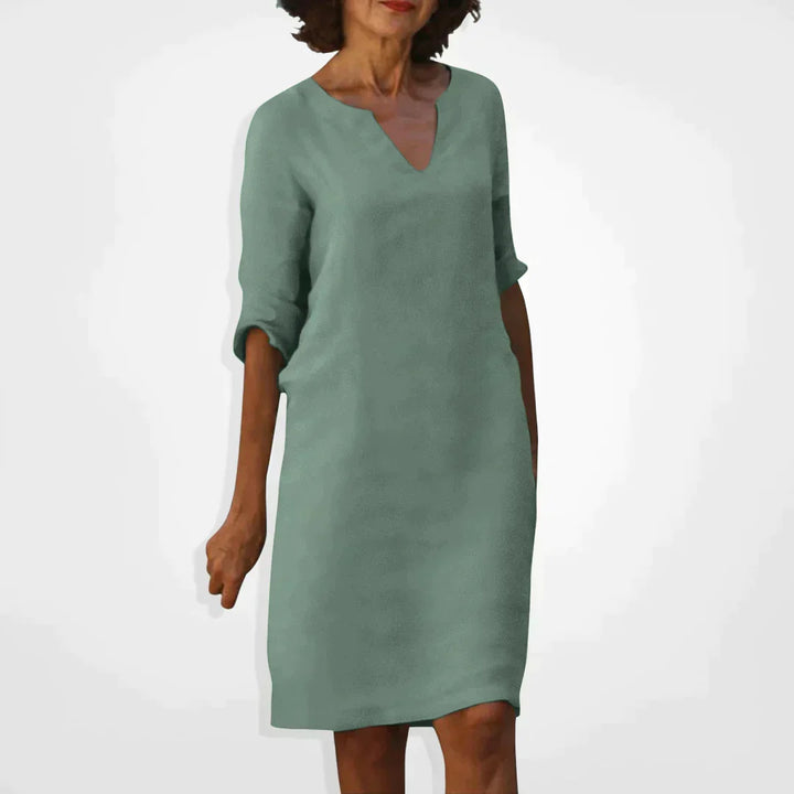 Chic dame sommerkjole med V-hals og trekvart ermer. Komfortabel og allsidig for strand eller by.