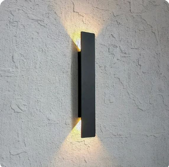 Energisparende LED vegglykt med moderne design, perfekt som utelampe for utendørs belysning. IP65.