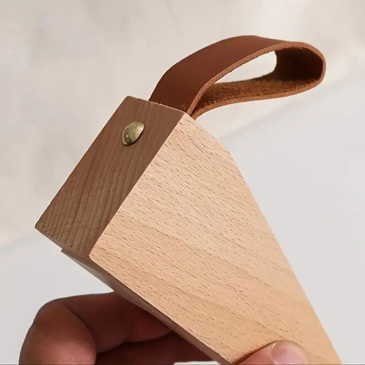 Valnøtt-look tre dørstopper, design interiørdetalj som sikrer dører i hjemmet.