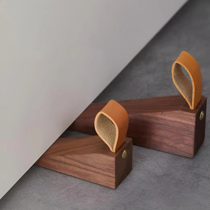 Elegant dørstopper i tre, sikrer dørene dine med stilfull design. Perfekt for hjemmet.
