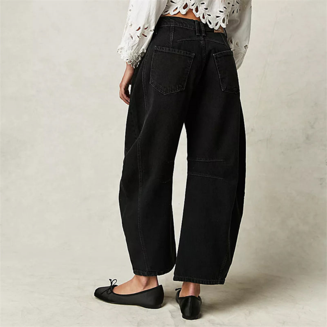 Svarte dame jeans med avkortet barrel leg. Allsidige bukser for en stilfull hverdagslook.