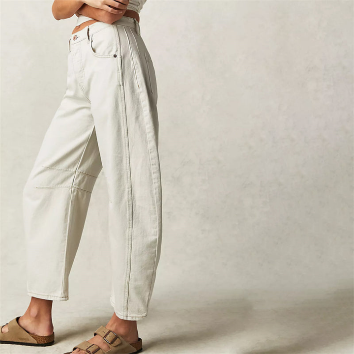 Hvite dame jeans med avkortet barrel leg design. Komfortable og moteriktige til hverdags.