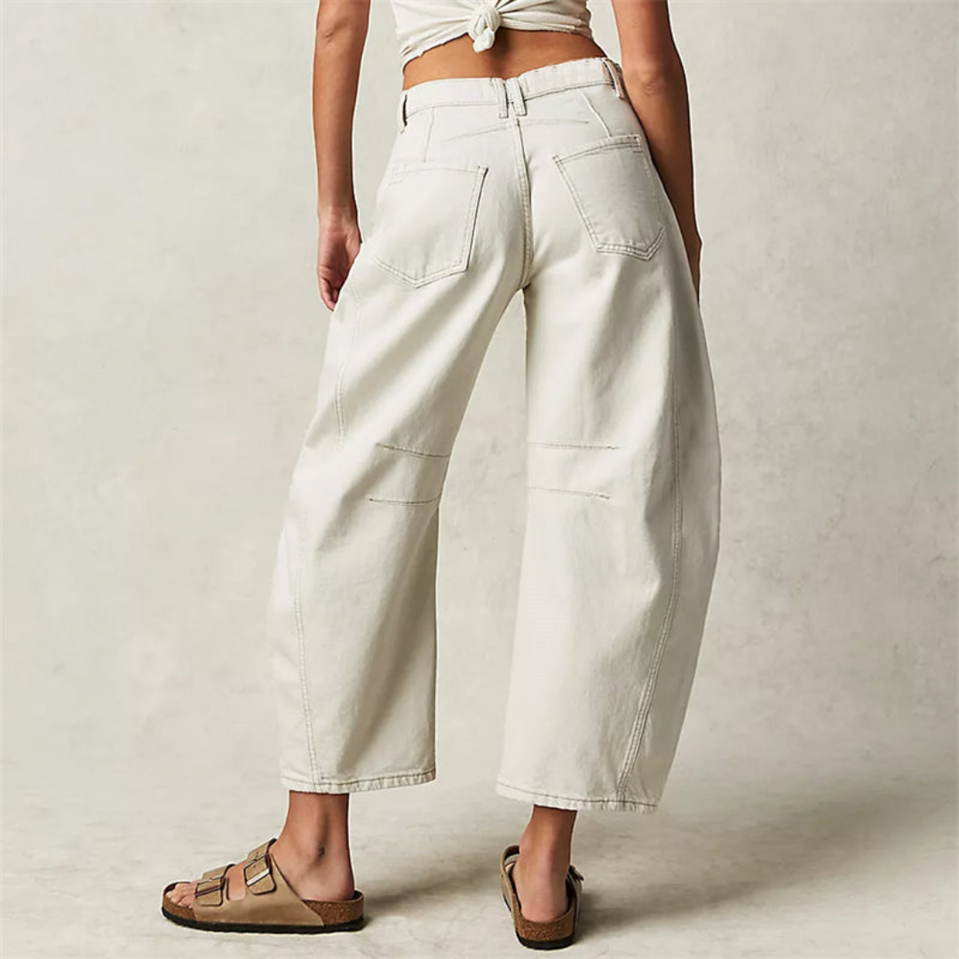 Moderne hvite avkortede damebukser i barrel leg stil. Enkel og elegant hverdagsjeans.