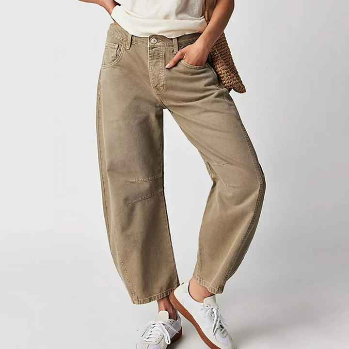 Komfortable khaki barrelbukser for damer. Avkortet passform, perfekt for uformelle antrekk.