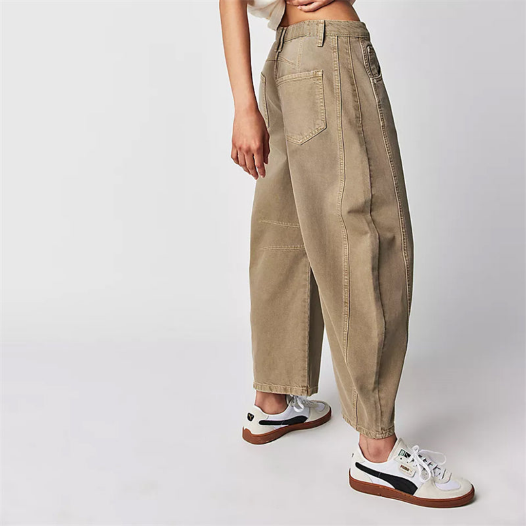 Khaki dame jeans med avkortet barrel leg design. Stilige og moteriktige bukser.