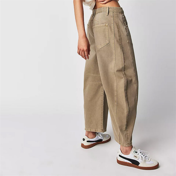Khaki dame jeans med avkortet barrel leg design. Stilige og moteriktige bukser.