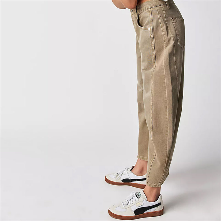Moderne khaki avkortede barrel leg damebukser. Perfekt for en komfortabel, trendy stil.