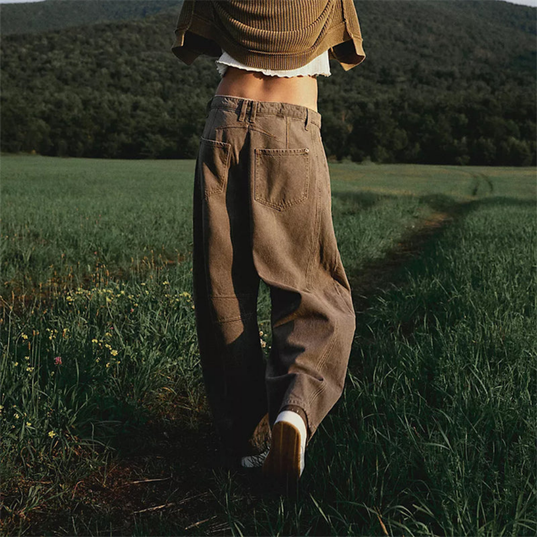 Damebukser: avkortede barrel leg jeans. Moteriktig passform, ideell for moderne, avslappede antrekk.