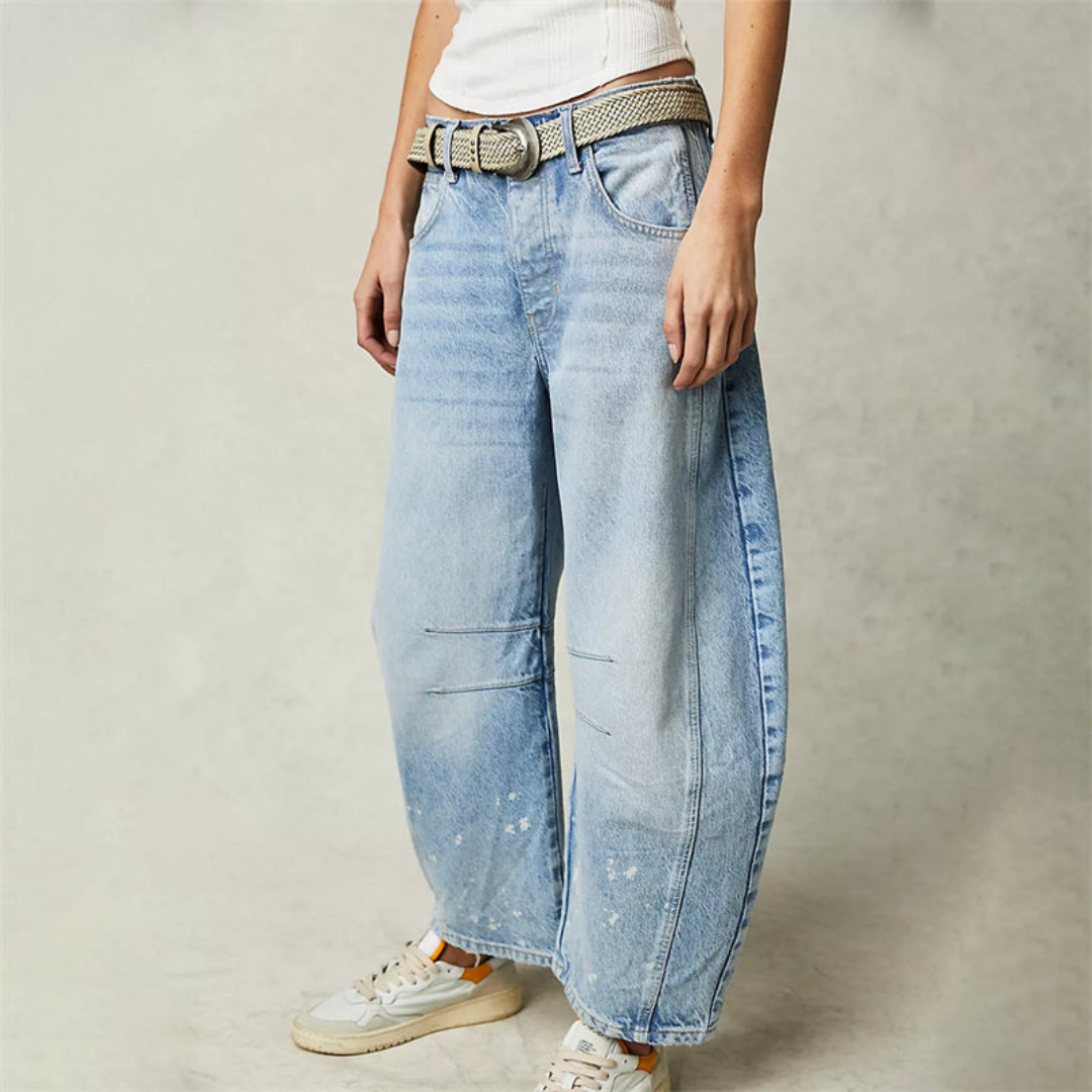 Uformelle lyseblå dame jeans med avkortet barrel leg design. Stilige og moderne.