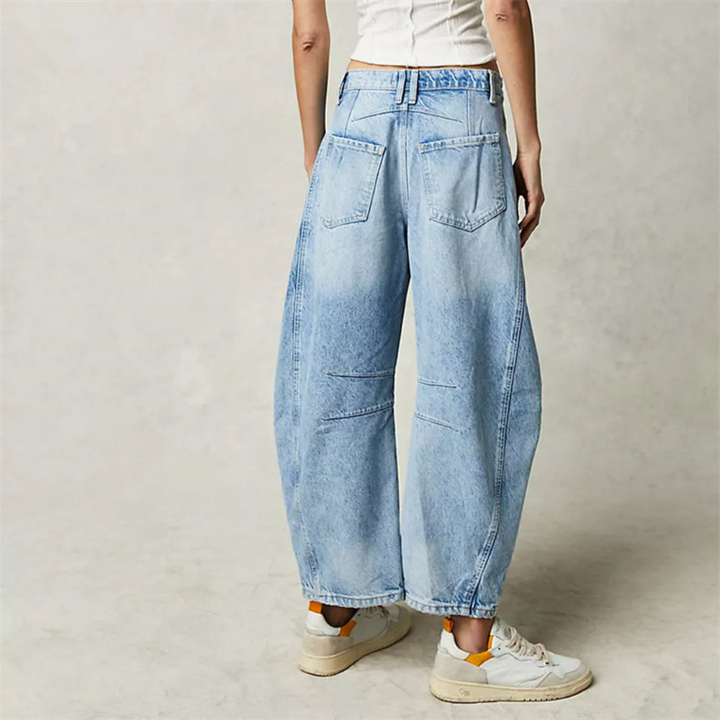 Moderne lyseblå avkortede barrel leg jeans, behagelige damebukser for hverdagsbruk.