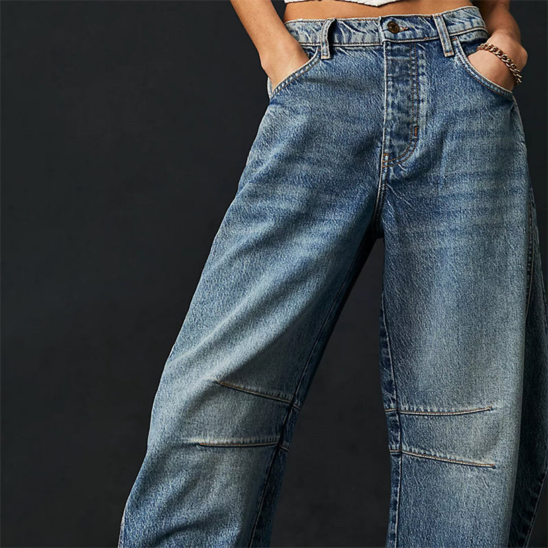 Mørkeblå dame jeans, avkortet barrel leg. Perfekt for en uformell, moteriktig look.