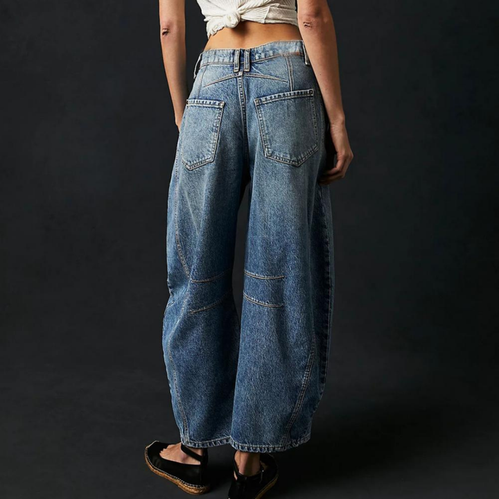Moderne mørkeblå avkortede damebukser i barrel leg stil. Allsidige hverdagsjeans.
