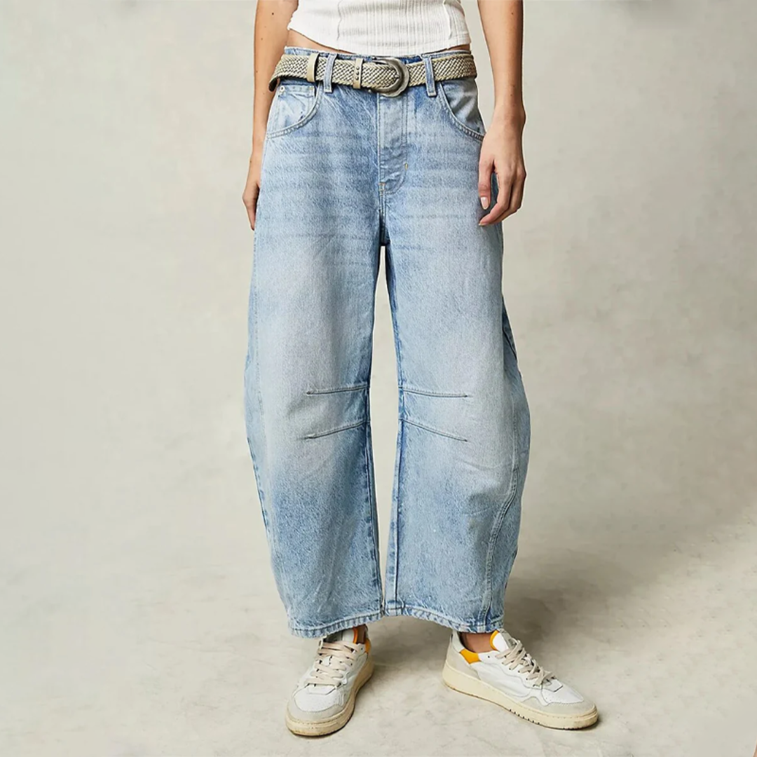 Lyseblå dame Cropped Barrel Leg Jeans. Moderne avkortede viddebukser for en moteriktig hverdagsstil.
