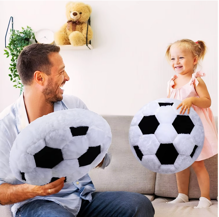 Rund fotballpute i klassisk design, gir komfort og stil til sofaen eller sengen for enhver fan.