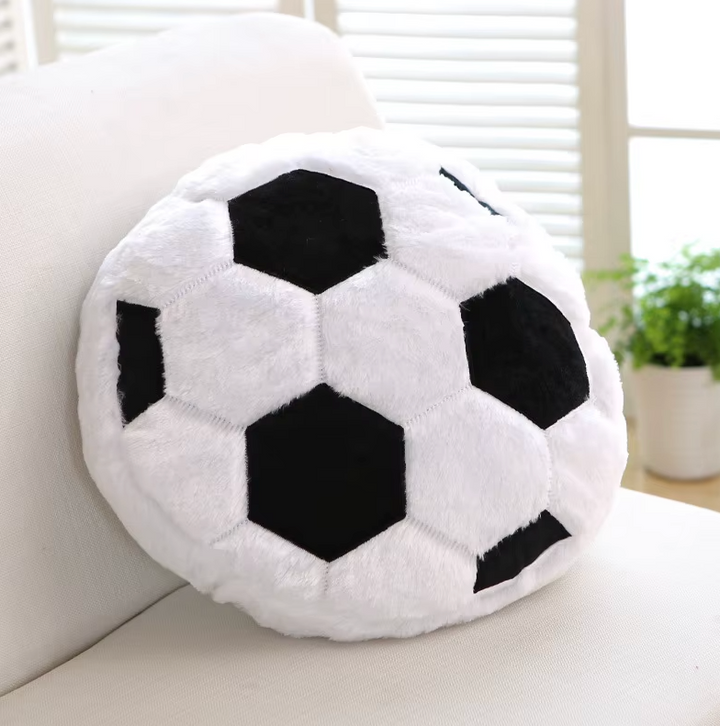 Myk og dekorativ fotballpute, ideell interiørdetalj til barnerommet eller en sportslig stue.