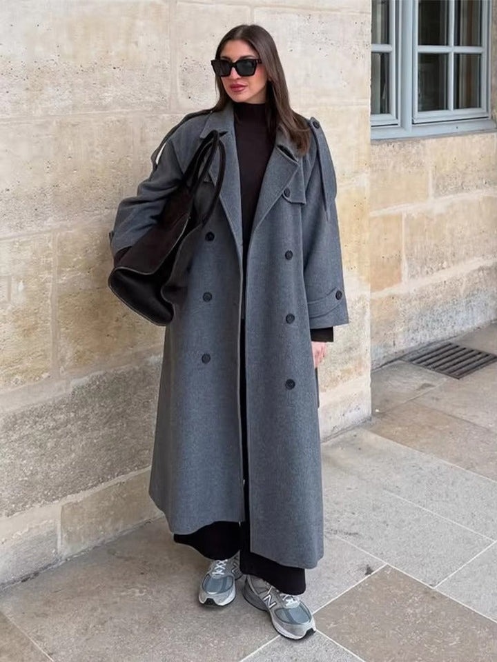 Kvinne i åpen lang ull trenchcoat. Varm og stilig kvinnefrakk, perfekt høst/vinter ytterjakke i ull.